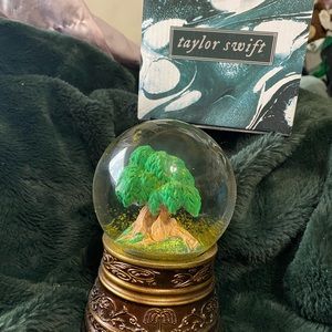 Taylor Swift Willow Snowglobe